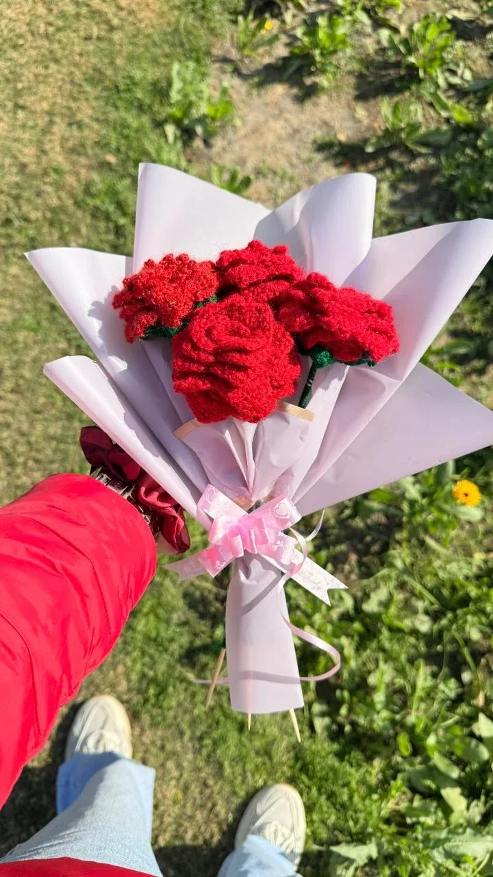 Crochet Rose Bouquet, handmade by Felofey