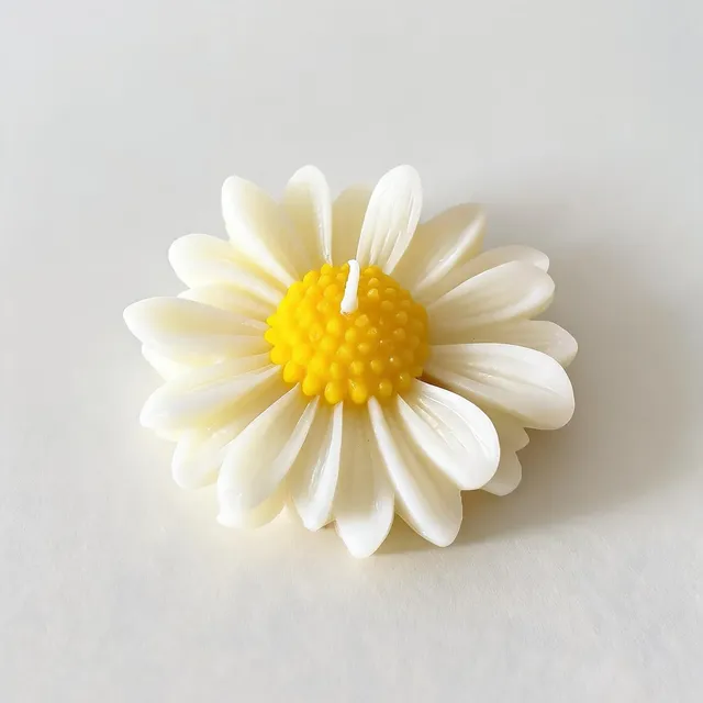 Single daisy floating candle on a white background, handmade by Felofey